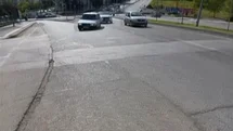 Gaziantep’te trafikte ilginç görüntü: Seyir halindeki otomobilin lastiği yerinden çıktı