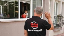 Her gün heyecanla çöp kamyonlarının yolunu gözleyen minik Ahmed’e işçilerden sürpriz ziyaret