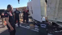 Devrilen tırda sıkışan sürücüyü ekipler kurtardı