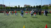 Çocuklar, öğretmenler ve veliler birlikte geleneksel oyunlar oynadı, ortaya renkli görüntüler çıktı