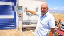 Elektriği kesilen besici yardım bekliyor