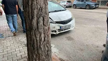 Burdur’da otomobil ağaca çarptı: 1 yaralı