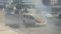 Vatandaşlar kovalarla su taşıdı, araç yanmaktan kurtuldu