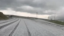 Ardahan’da dolu yağışı yolu beyaza bürüdü