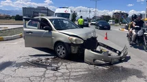 Erzincan'da İki Otomobil Çarpıştı