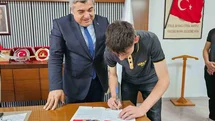 Öğrenciler hazırladığı derginin ilk sayısını Sünnetci’ye hediye etti