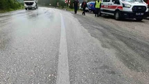 Bolu’da virajı alamayan hafif ticari araç yoldan çıktı: 3 yaralı