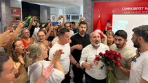 CHP İzmir'de Karanfil Gerginliği Yaşandı