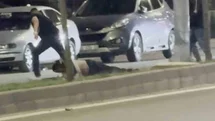 Aksaray'da Bıçaklı Saldırganın Tokatla Yere Serilmesi