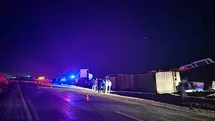 Siirt’te tır devrildi: 3 yaralı