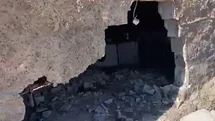 Freni boşalan traktör eve daldı
