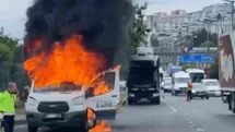 Trabzon’da seyir halindeki dolmuş minibüsü alevlere teslim oldu