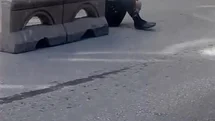 Sokak ortasında hareketsiz duran şahıs tedirginliğe yol açtı