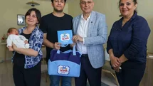 İlkadım’da doğan 555’inci bebeğin ilk hediyesi Başkan Kurnaz’dan