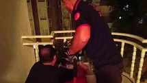 Batman’da balkon korkuluklarına kafası sıkışan küçük kızı itfaiye kurtardı