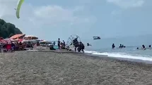 Plajda kontrolden çıkan motorlu paraşüt kalabalığa daldı: 3 yaralı
