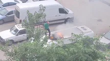 Park halindeki aracın tavanında çıkan yangına vatandaşlar müdahale etti