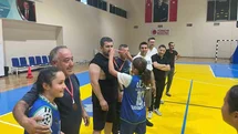 Burhaniye'de Babalar Günü Basketbol Turnuvası