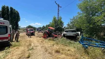 Bingöl'de Traktöre Çarpan Otomobil Ters Döndü