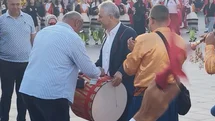 Türkiye Halk Oyunları Federasyonu Başkanı davul çalarak bahşiş topladı