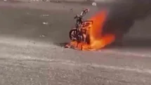 Seyir halindeki motosiklet alevlere teslim oldu