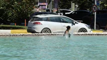 Antalya'da Çocuklar Süs Havuzunda Eğleniyor