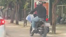 Trafiği beklememek için kaldırımdan yoluna devam etti