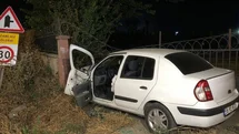 Duvara çarpan otomobilin sürücüsü yaralandı