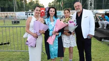 Kızının kanseri yendiği gün üniversiteden dereceyle mezun oldu