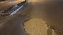 Yolun ortasındaki çukur kazaya davetiye çıkarıyor