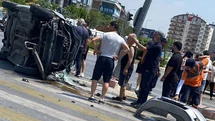 Yenişehir Demokrasi Kavşağı'nda Kaza: Kontrolden Çıkan Araç Direğe Çarptı!