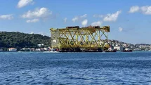 İstanbul Boğazı’ndan 350 metrelik sondaj platform iskelesi geçiş yapıyor