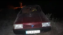 Otomobil Dereye Düştü, İki Kişi Yaralandı