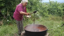 Ordu'da Dut Pekmezi Hazırlığı