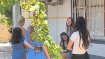 Yangını haber alınca koşarak geldi, vatandaşların apartmandan çıkardığı kızına sarıldı