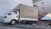Kağıthane'de Kamyonet Çatıya Düştü