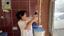Tokat'ta Yavru Saksağan Kahvaltı Arkadaşı Oldu