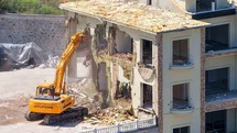Başiskele’de ormanlık alana inşa edilen 3 katlı kaçak yapı yıkıldı