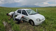 Bitlis'te Çamura Saplanan Araç Kurtarıldı