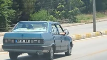 Ayaklarını camdan dışarı çıkartan yolcu trafiği riske attı