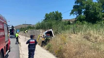 Bilecik'te İstinat Duvarına Çarpan Araç Yan Yattı