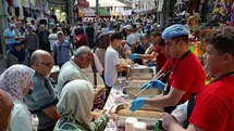 Bursa’da 30 yıllık gelenek...Tuzpazarı esnafı 5 bin kişiye aşure ikram etti