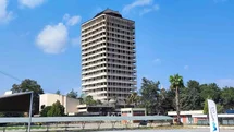Adana’da depremde hasar gören 16 katlı Çukobirlik binası dinamitle yıkıldı