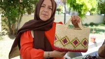 Rengarenk boyanan mısır yaprakları kadınların aksesuar eşyalarına dönüşüyor