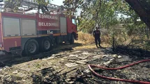 Bahçede tutuşan otlar müstakil evde yangın çıkardı