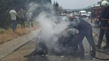 Mersin – Tarsus Otoyolu’nda Seyir Halindeki Otomobil Alev Alev Yandı!