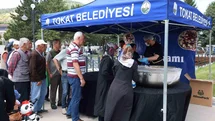 Tokat Belediyesi’nden 12 bin kişiye aşure ikramı