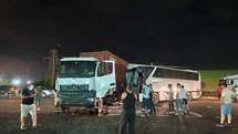 Hatay'da Tır ve İşçi Servisi Kaza Yaptı