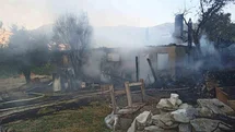 Tek katlı ev yangın sonrası harabeye döndü