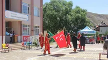 Sivas'ta Öğrenciler Okula Veda Etti